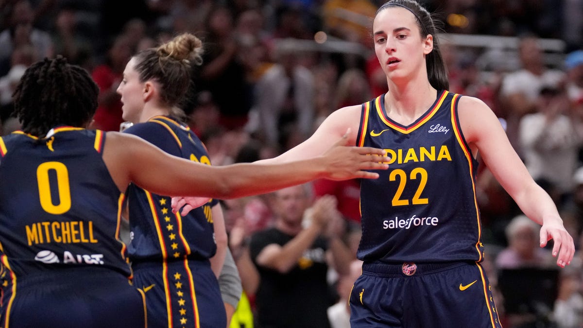 How many points did Caitlin Clark score today? Star shatters WNBA rookie assist record