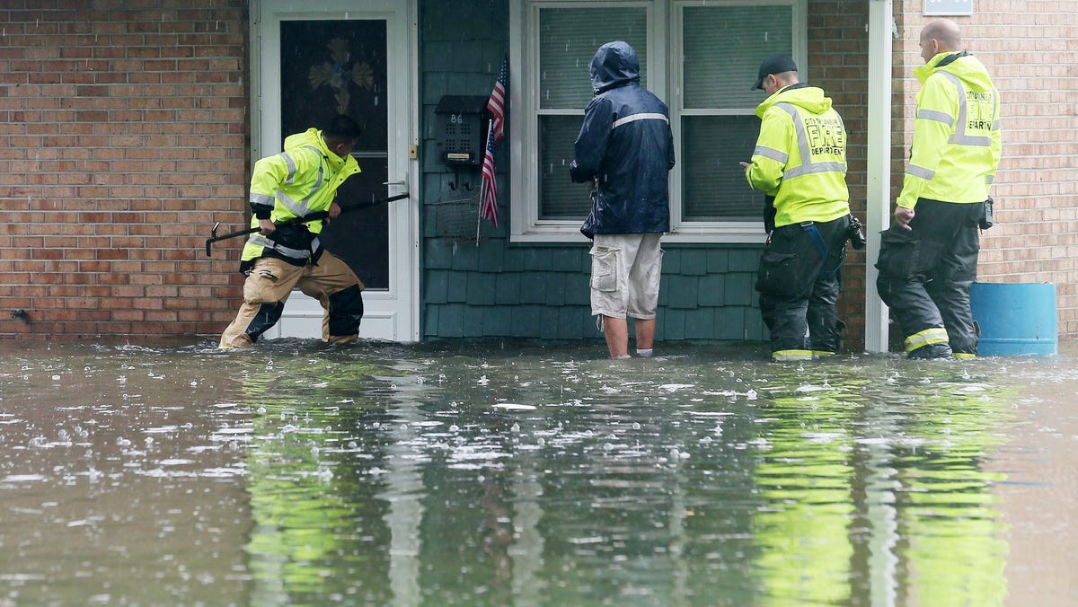 2 dead, at least 100 evacuated after flooding sweeps through Connecticut