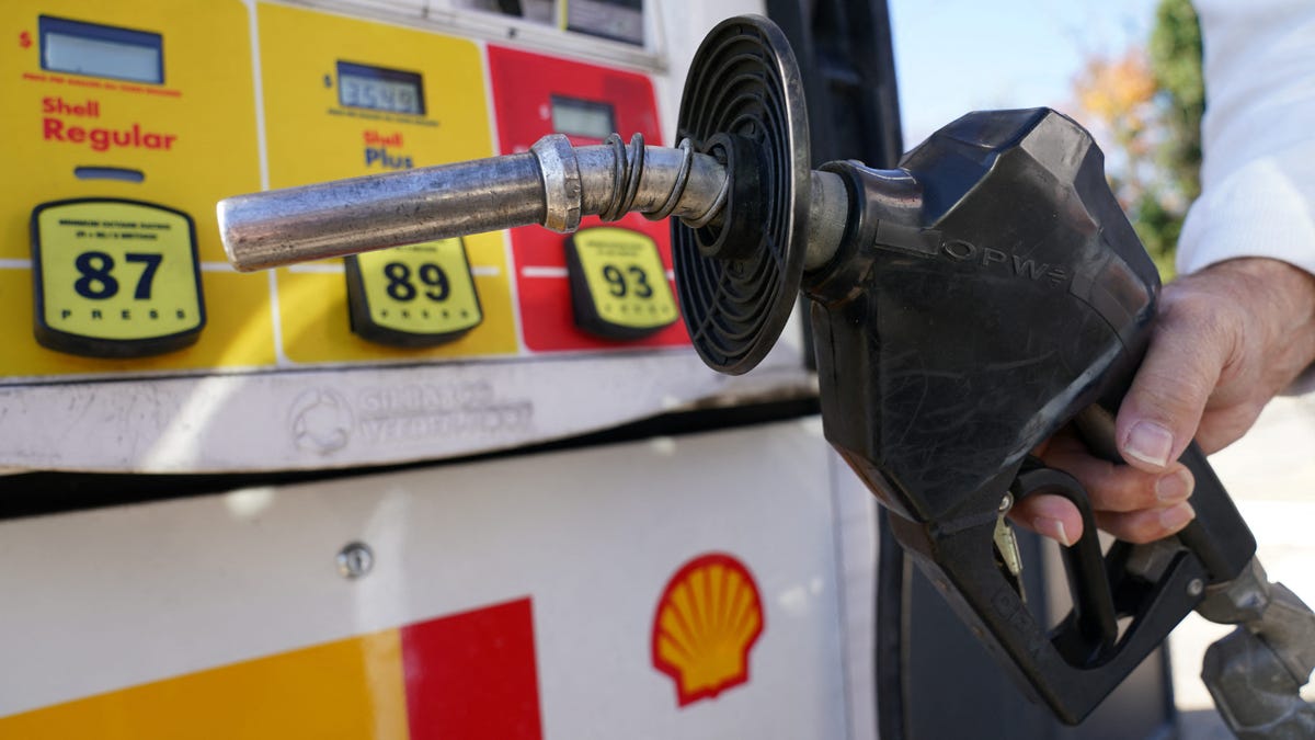 Good news for Labor Day weekend travelers: Gas prices are dropping