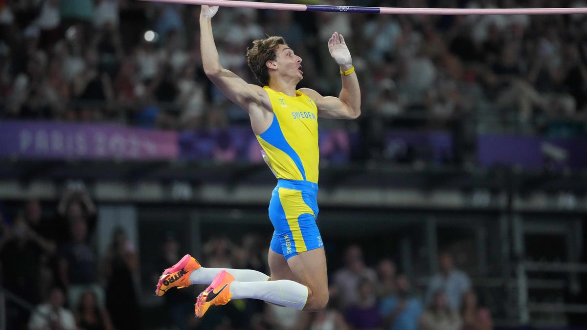 Olympic star Mondo Duplantis breaks pole vault world record again, has priceless reaction