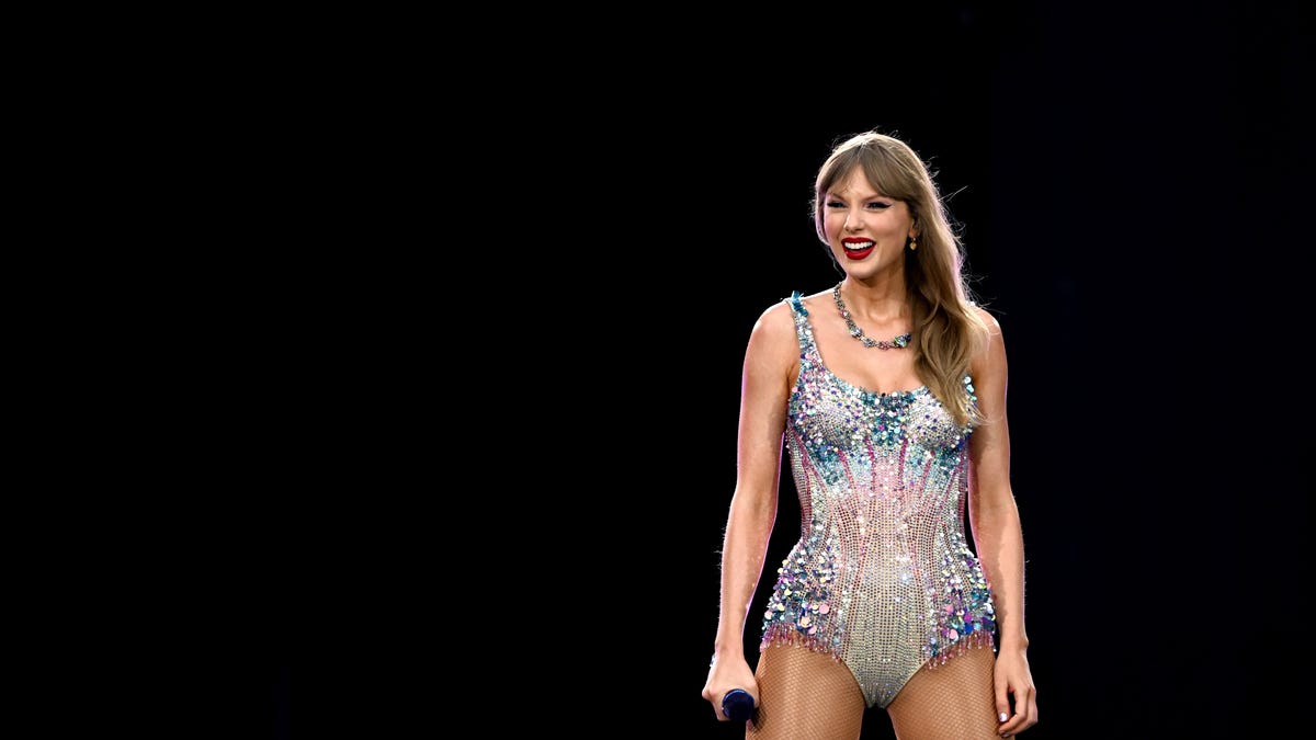 Taylor Swift shows off a new ‘Midnights’ bodysuit in Wembley