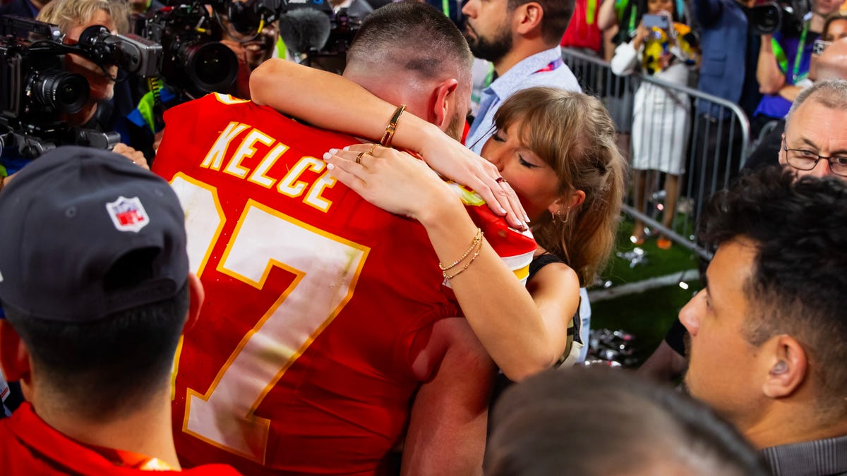 Patrick Mahomes: Taylor Swift is so interested in football that she’s ‘drawing up plays’