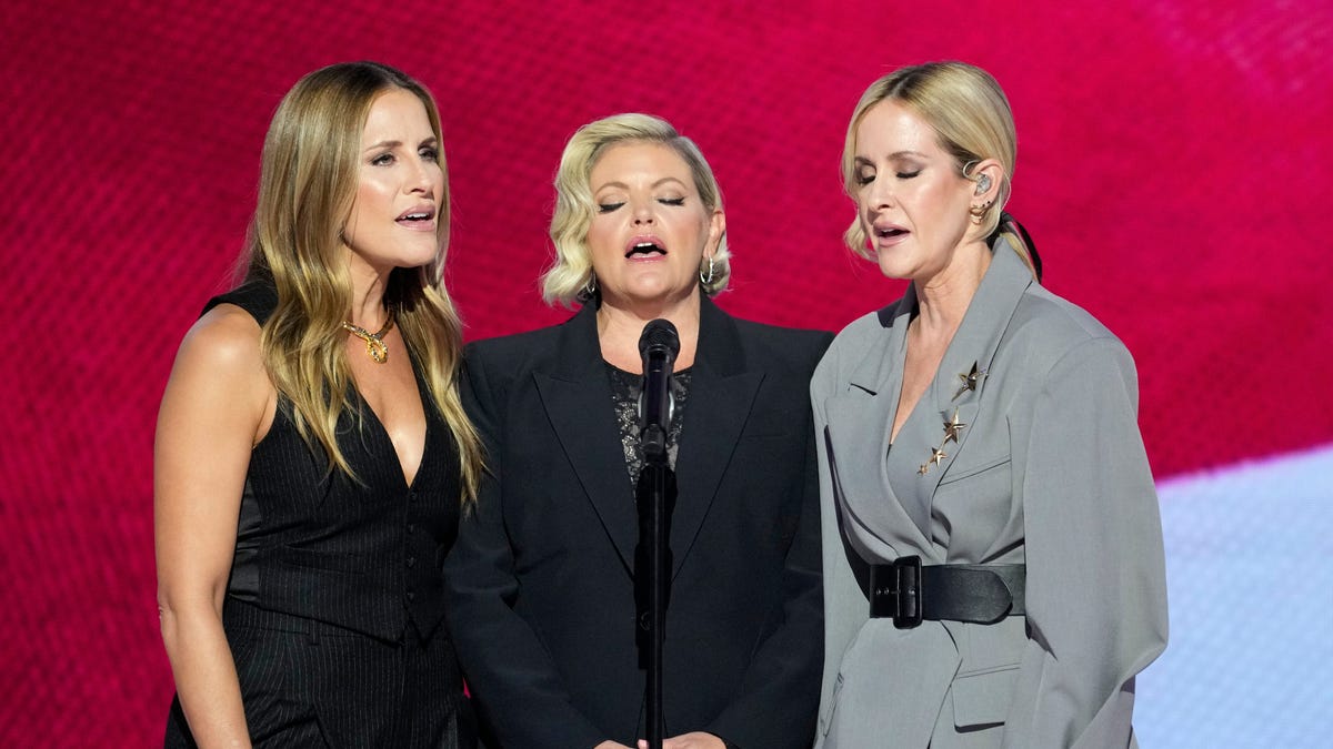 Watch The Chicks perform the national anthem at the 2024 Democratic National Convention