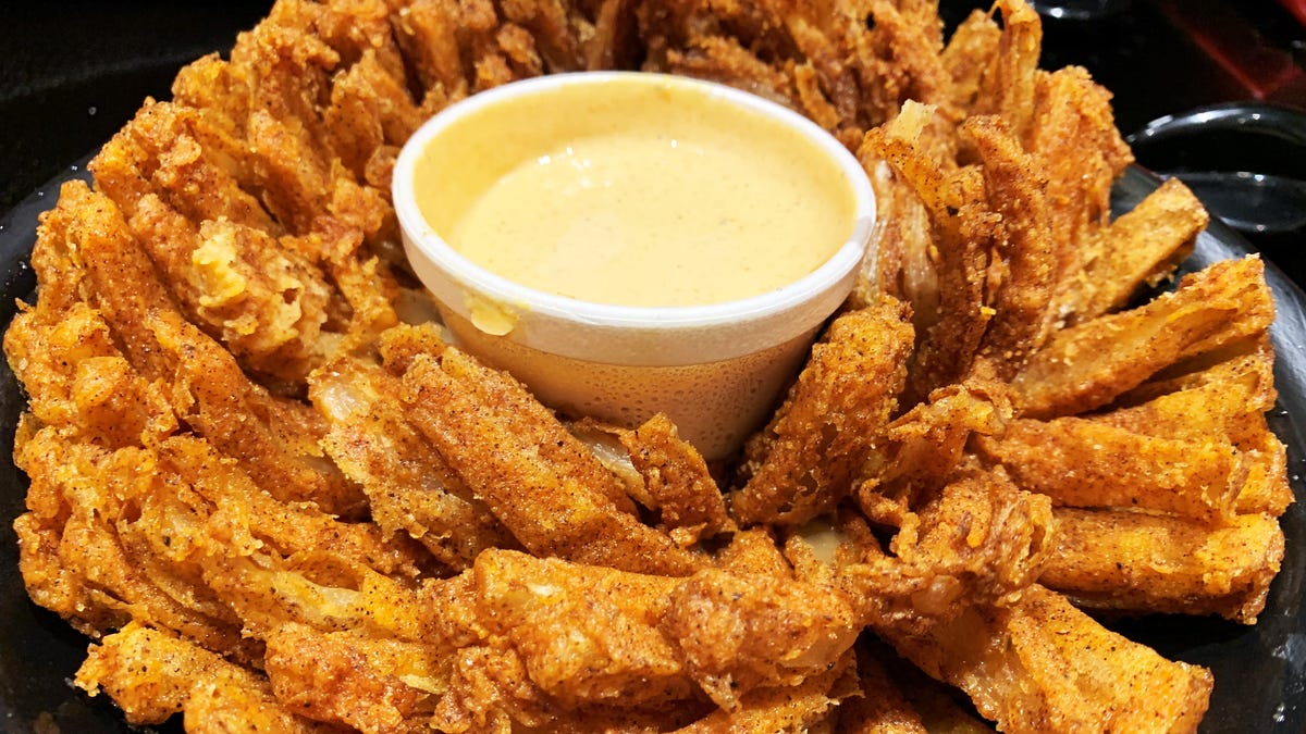 A bloomin’ good deal: Outback Steakhouse gives away free apps to kick off football season