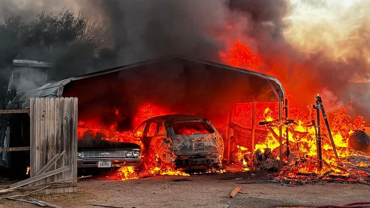 Plane crashes into west Texas mobile home park, killing 2 and setting homes ablaze