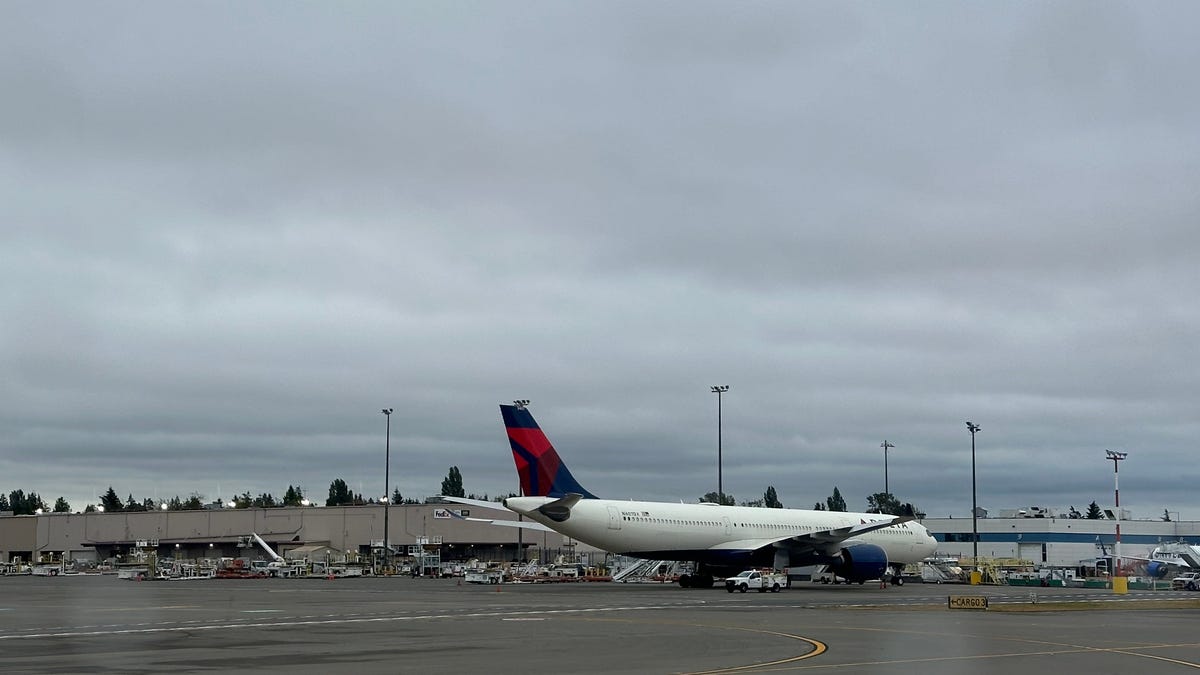 10 Delta passengers receive medical attention following emergency landing in Salt Lake City