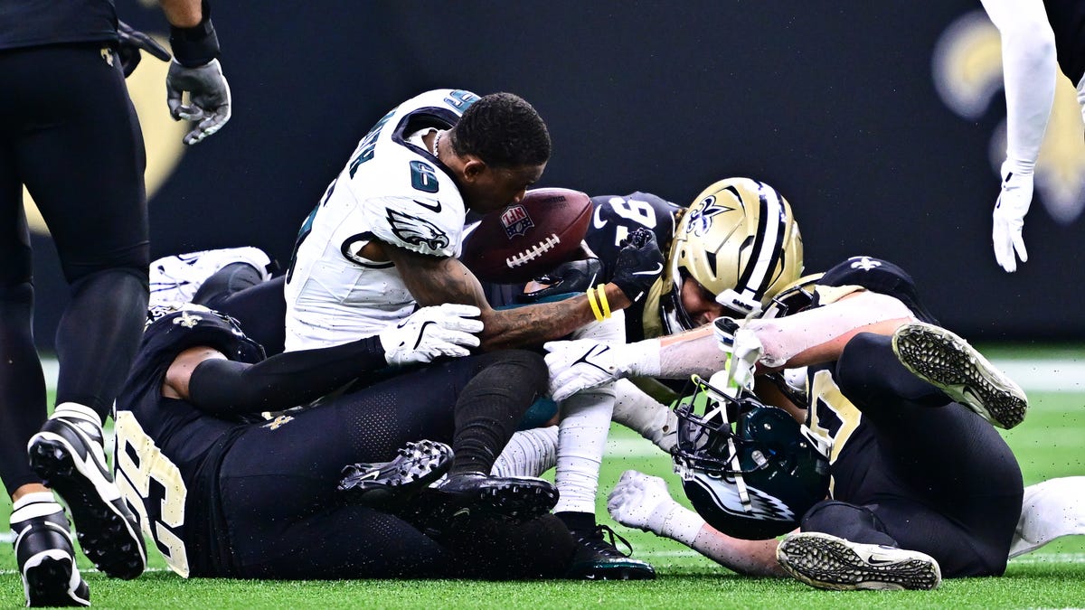 DeVonta Smith injury: Eagles WR takes brutal hit vs. Saints, leads to concussion