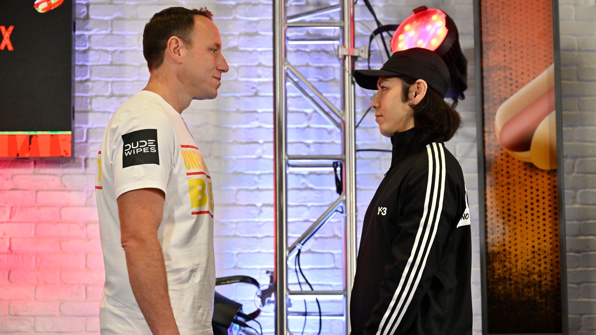 Joey Chestnut vs. Kobayashi live updates: Chestnut sets record in hot dog eating contest