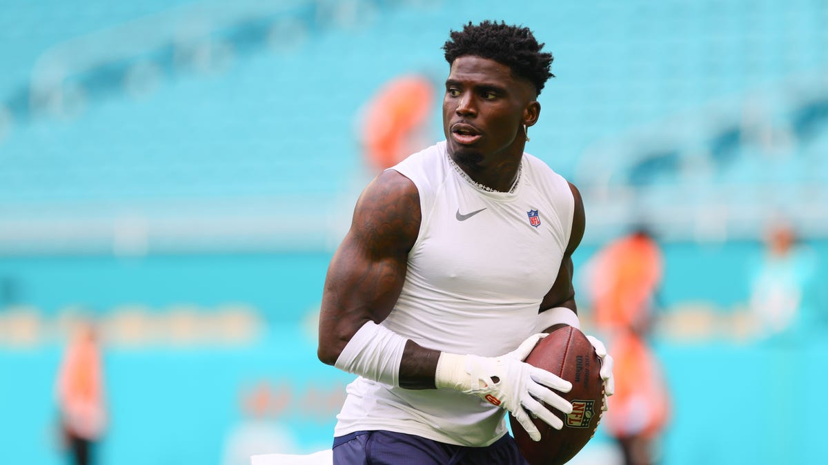 Before that awful moment, Dolphins’ Tyreek Hill forgot something: the talk