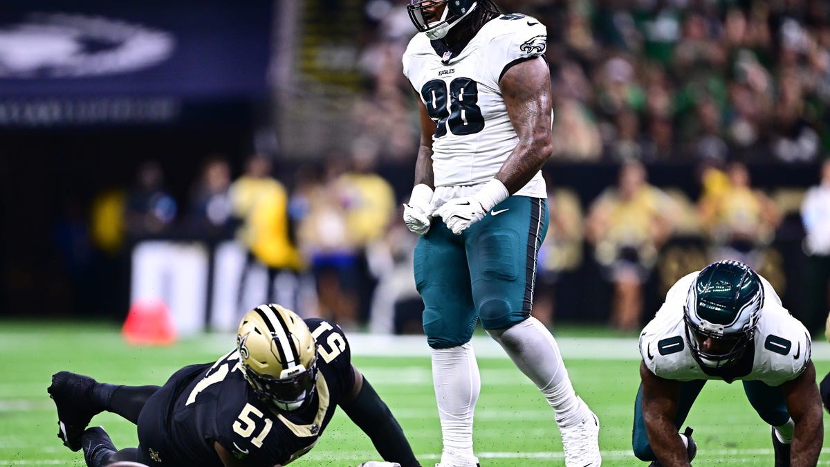 Jalen Carter beefs with Saints fans, is restrained by Nick Sirianni after Eagles win