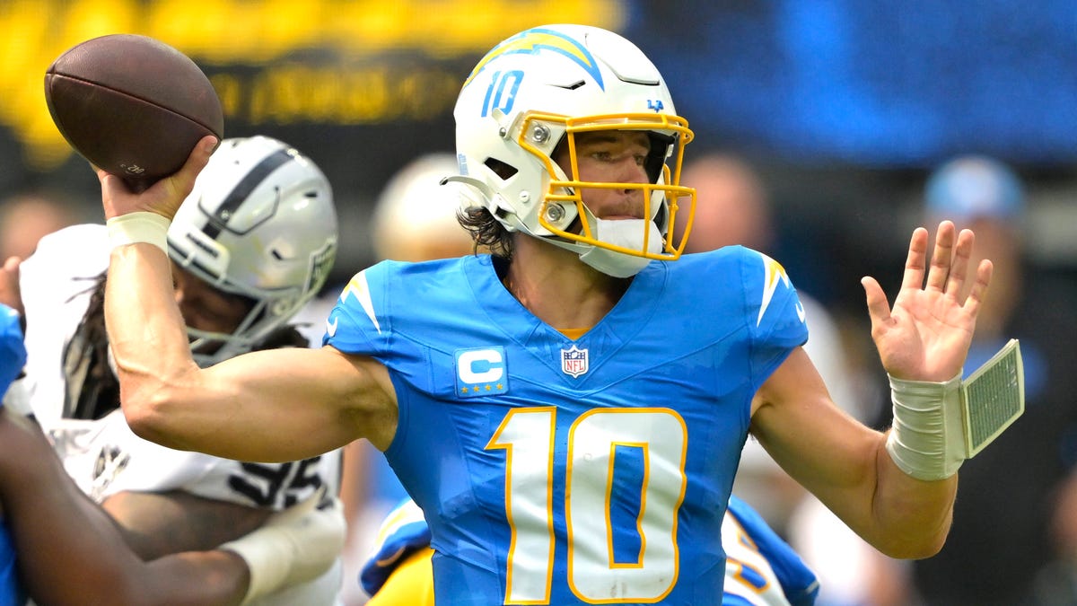 Justin Herbert injury update: Chargers QB reinjures ankle in Week 3