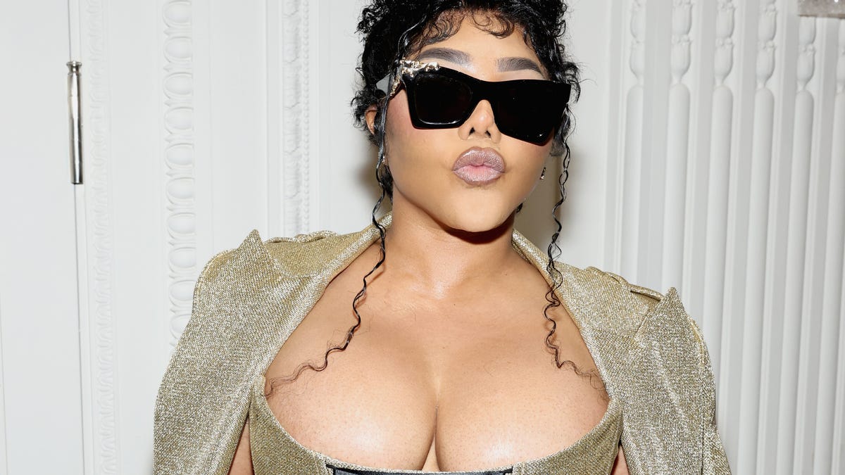 Lil’ Kim joins Christian Siriano’s NYFW front row fashionably late, mid-fashion show