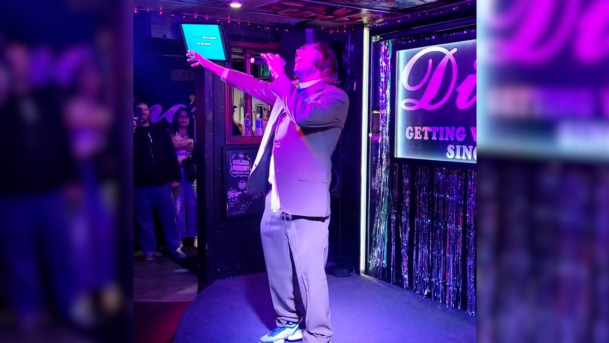 Who’s in the disguise? Watch as 7-time Grammy Award winner sings at Vegas karaoke bar