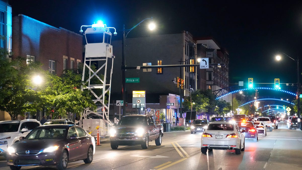 Do drivers need to roll down their windows during a traffic stop?