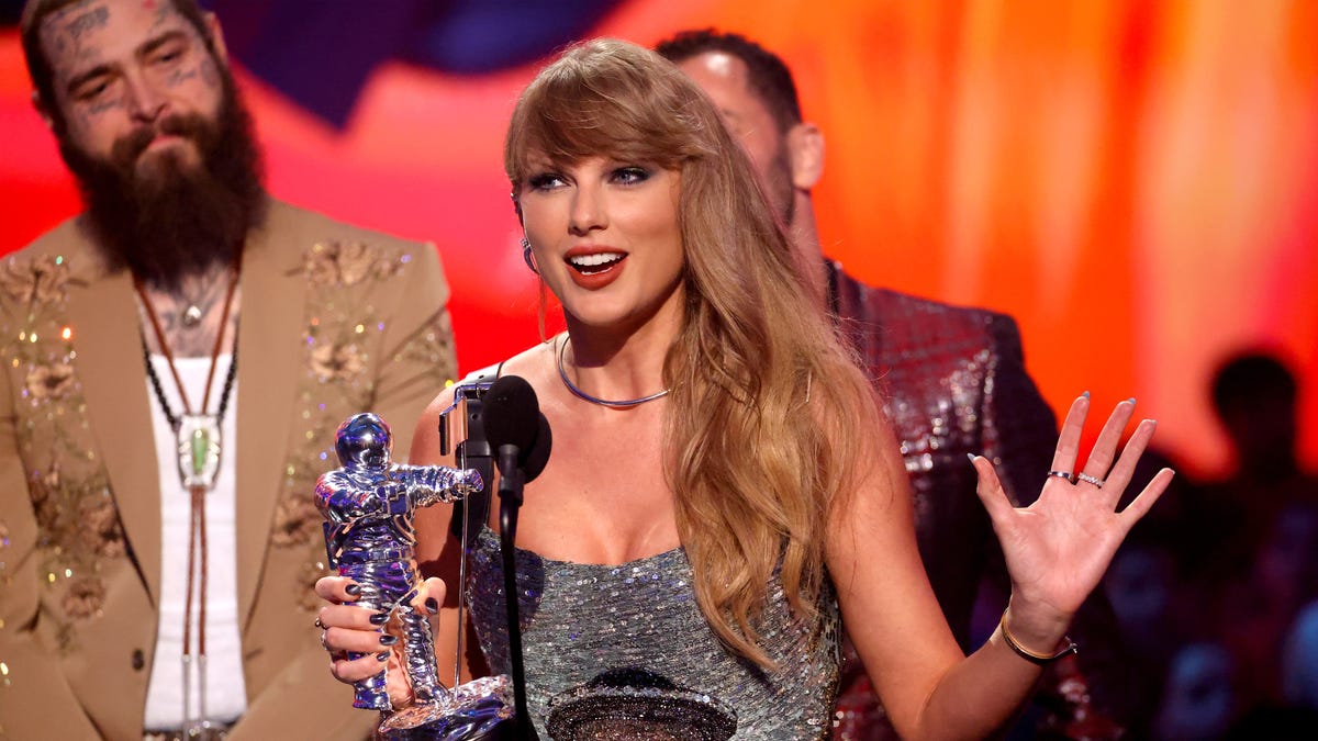 Taylor Swift makes VMAs history, thanks boyfriend Travis Kelce for ‘fun and magic’