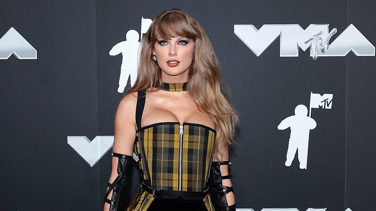 Taylor Swift stuns on VMAs red carpet in punk-inspired plaid corset