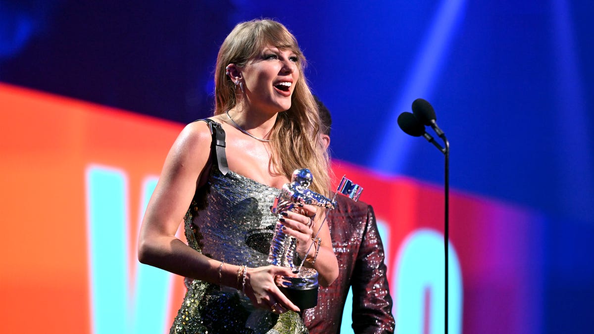 Top moments from the VMAs: Taylor’s big night and Sabrina Carpenter kissed an alien