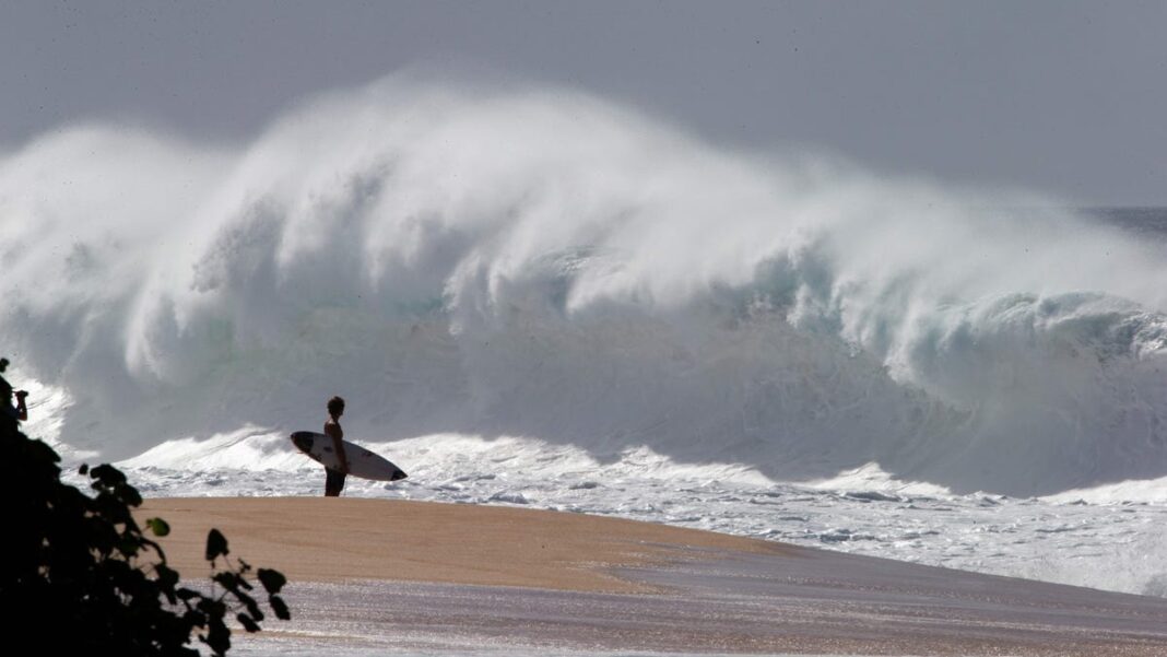 1 tourist dead, 2 hospitalized after being swept out to sea during high surf in Hawaii