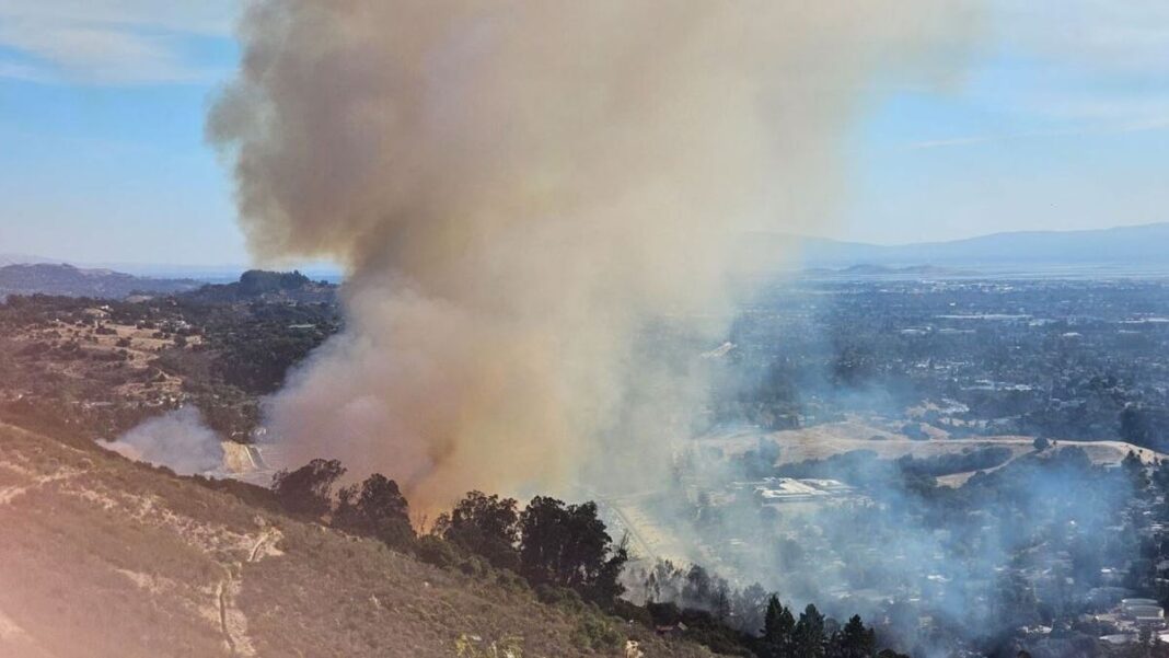 Oakland fire burns homes, sends residents fleeing amid gusty California winds