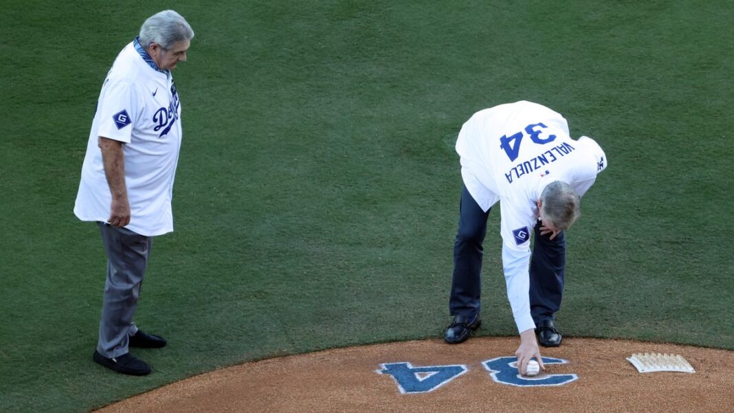 Dodgers honor Fernando Valenzuela in poignant ceremony before Game 1 of World Series