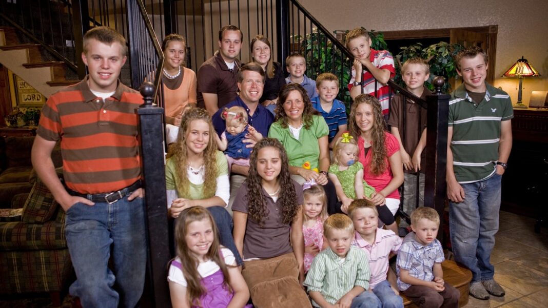 ’19 Kids and Counting’ star Jason Duggar and girlfriend Maddie tie the knot