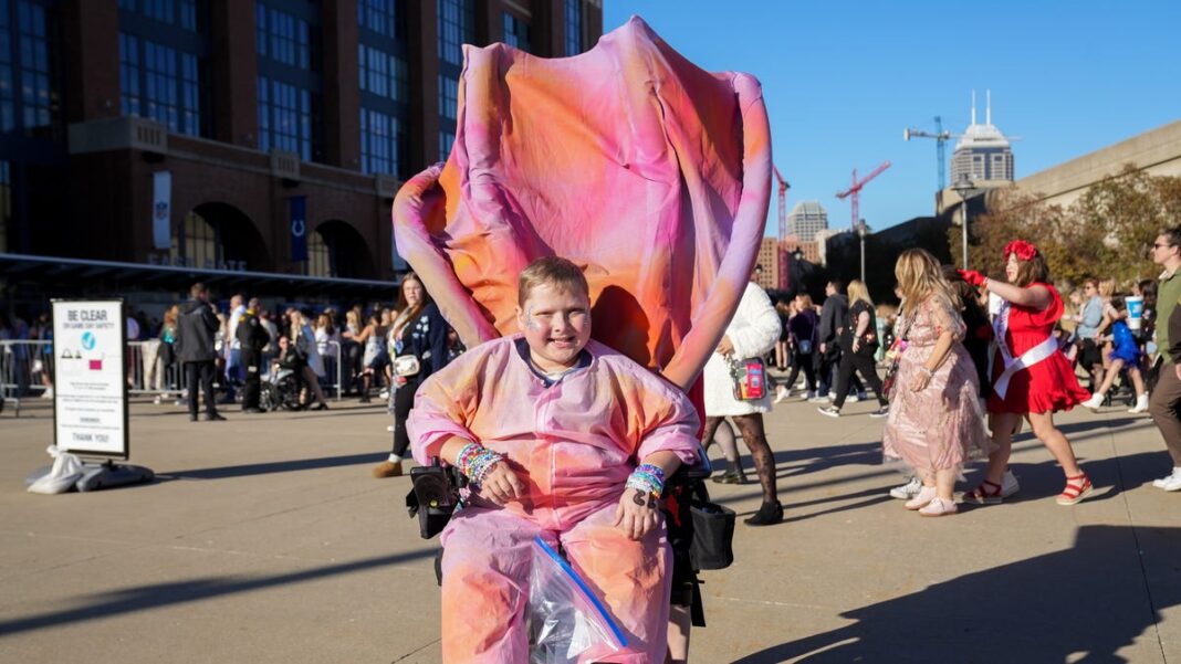 ‘Taylor is thinking about you,’ Andrea Swift tells 11-year-old with viral costume