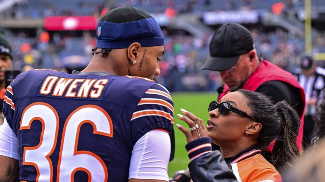 Bears’ Jonathan Owens celebrates big play with pose inspired by wife Simone Biles