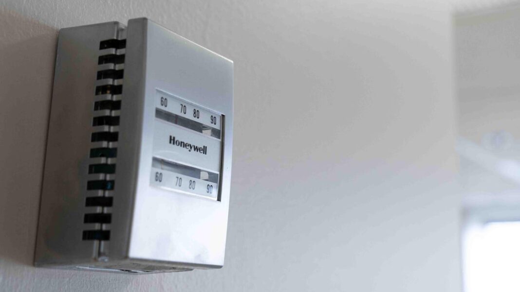 What should you set your heat to in the winter? Avoid thermostat wars with these tips