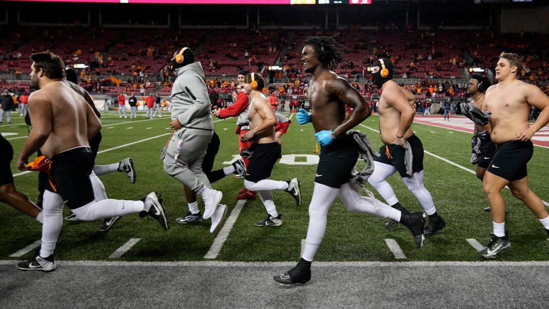 Tennessee players send message, warm up shirtless at Ohio State in CFP first-round game