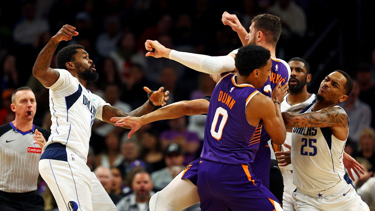 3 players ejected after scuffle in Mavericks-Suns game