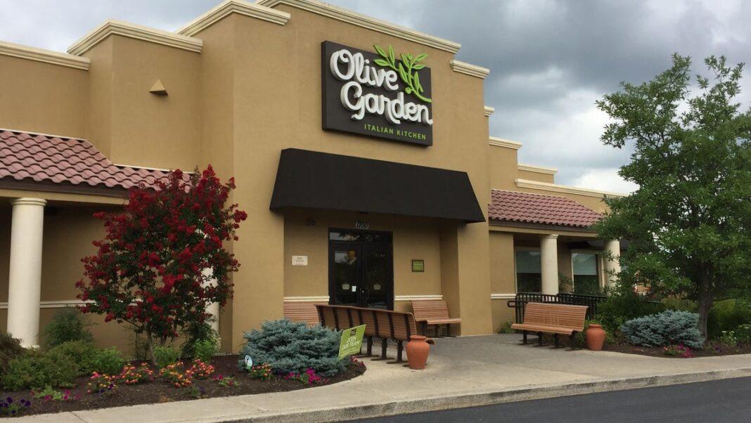 Olive Garden customer finds black letters on breadstick. Commenters think they know why.