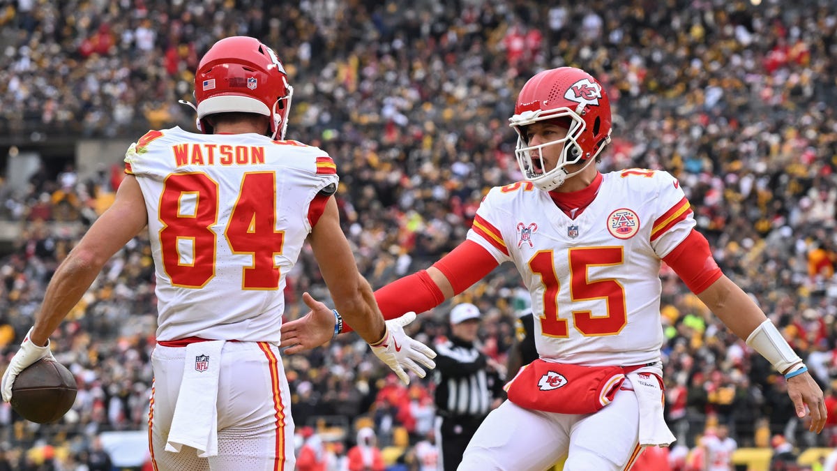 NFL playoff picture Week 17: Chiefs clinch top seed, Steelers cede AFC North lead to Ravens