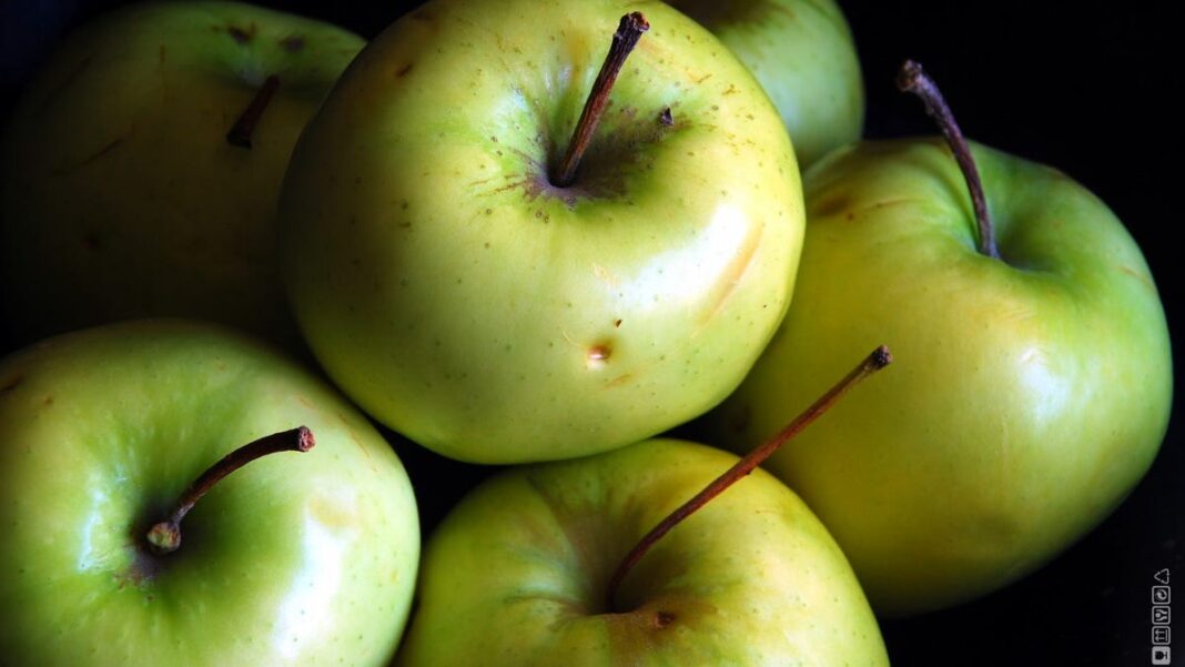 Best apples to eat? Healthiest types from green to red and everything in between