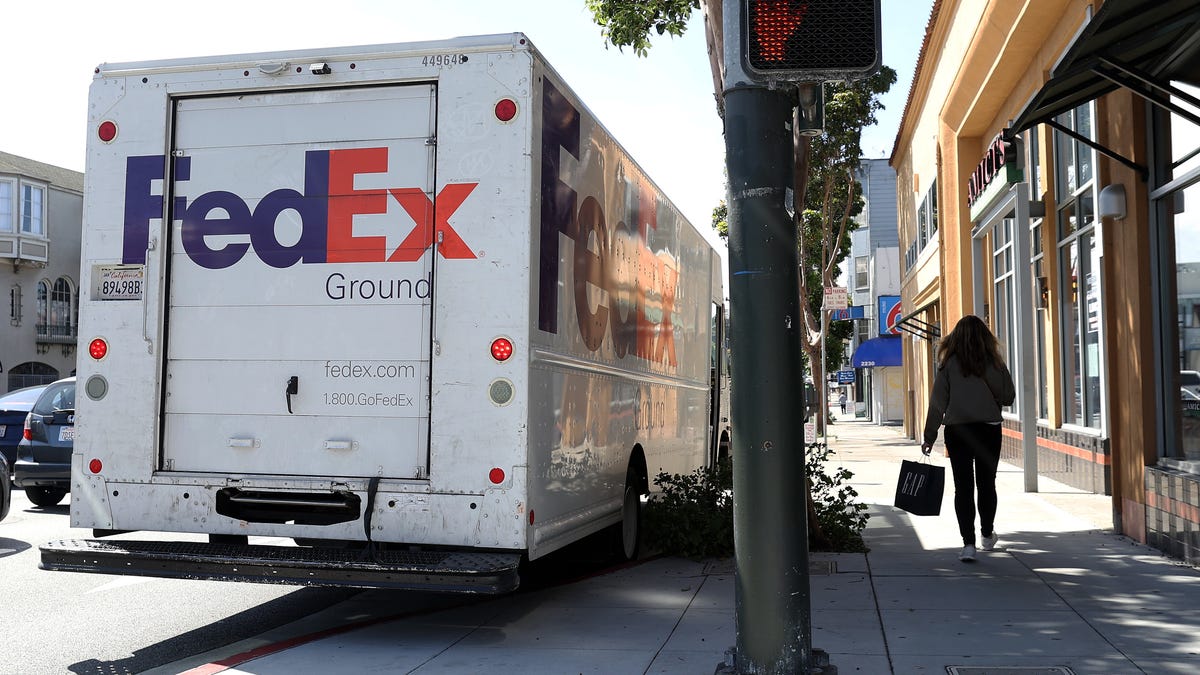 Are banks, post offices, UPS and FedEx open on New Year’s Day 2025? Will mail be delivered?