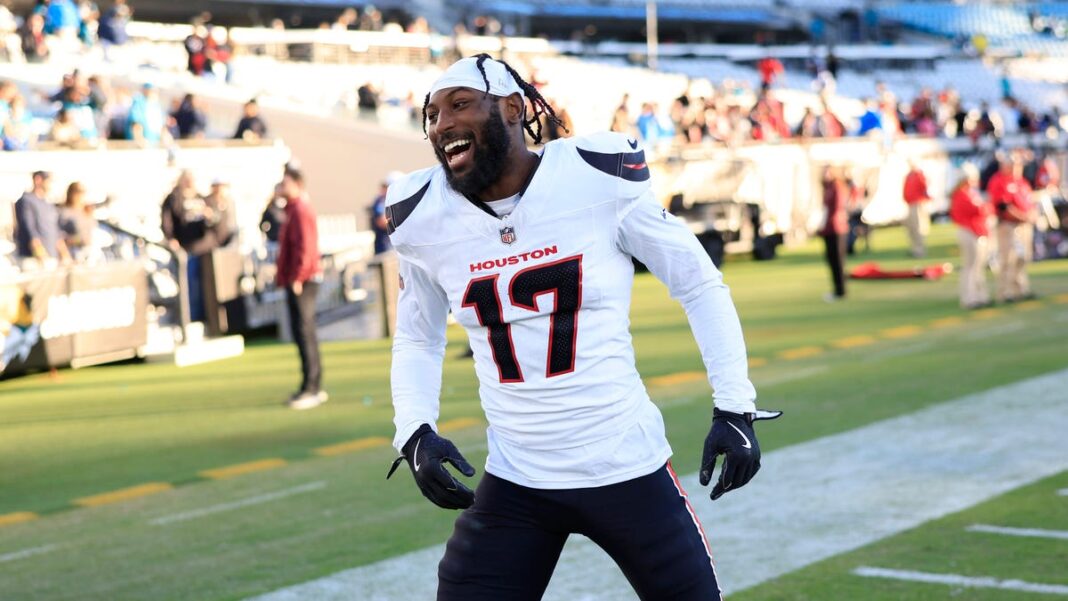 Houston Texans CB Kris Boyd shoves coach Frank Ross after penalty