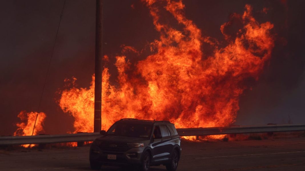 Photos show Hughes Fire burn LA’s Castaic Lake area, smoke seen from Six Flags park