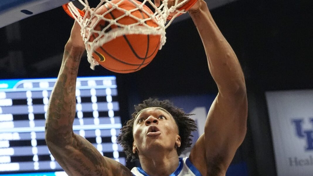 No. 11 Kentucky hands No. 5 Florida its first loss in SEC basketball opener