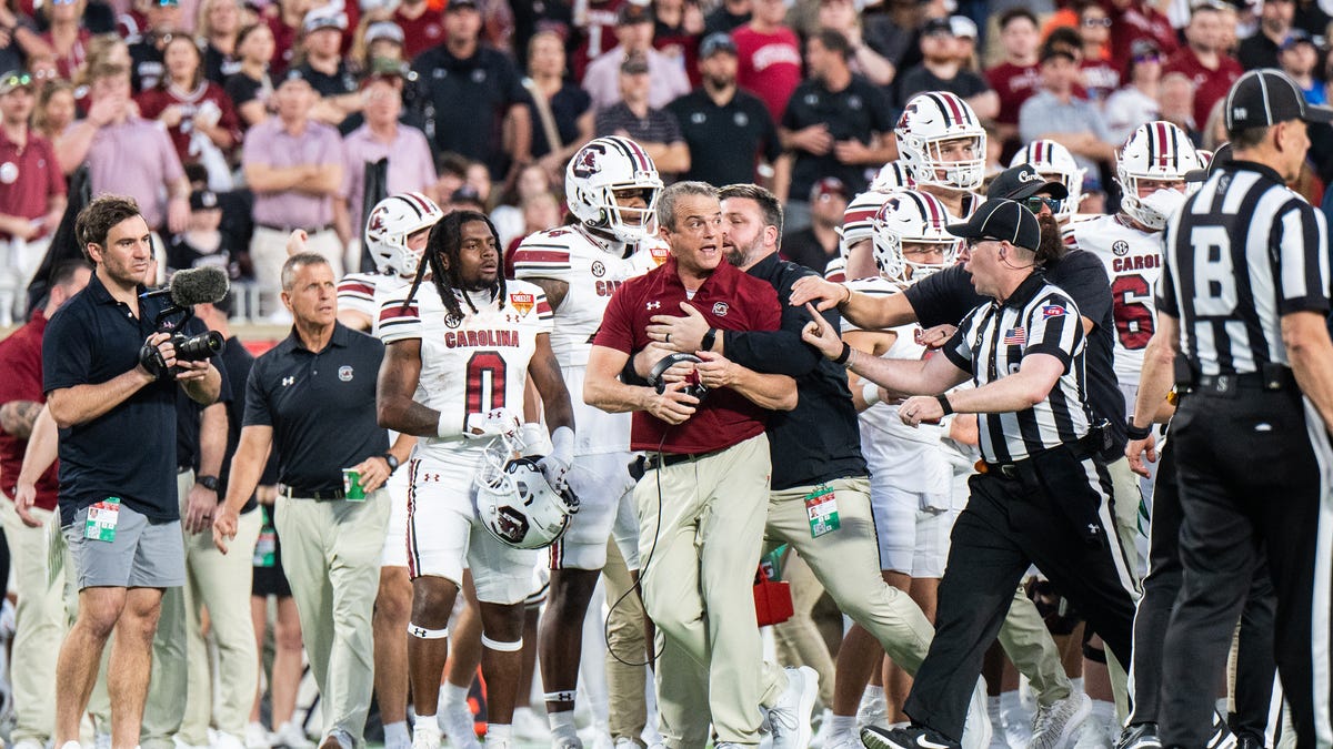 South Carolina’s Shane Beamer held back after Bret Bielema appears to taunt in Citrus Bowl