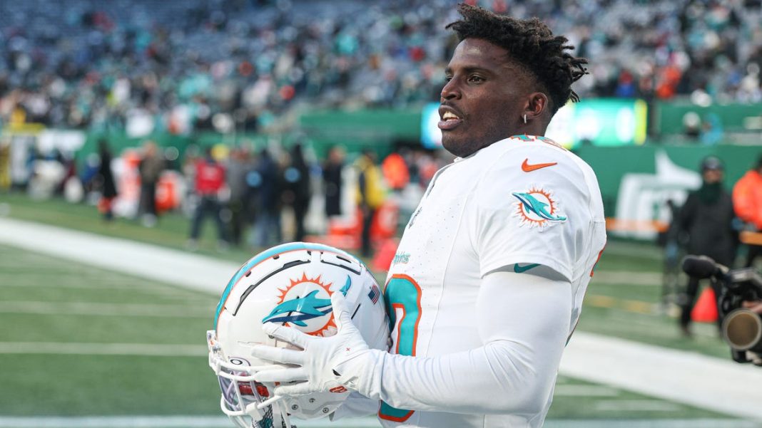 Tyreek Hill declares he wants to stay with Dolphins, apologizes to QB Tua Tagovailoa